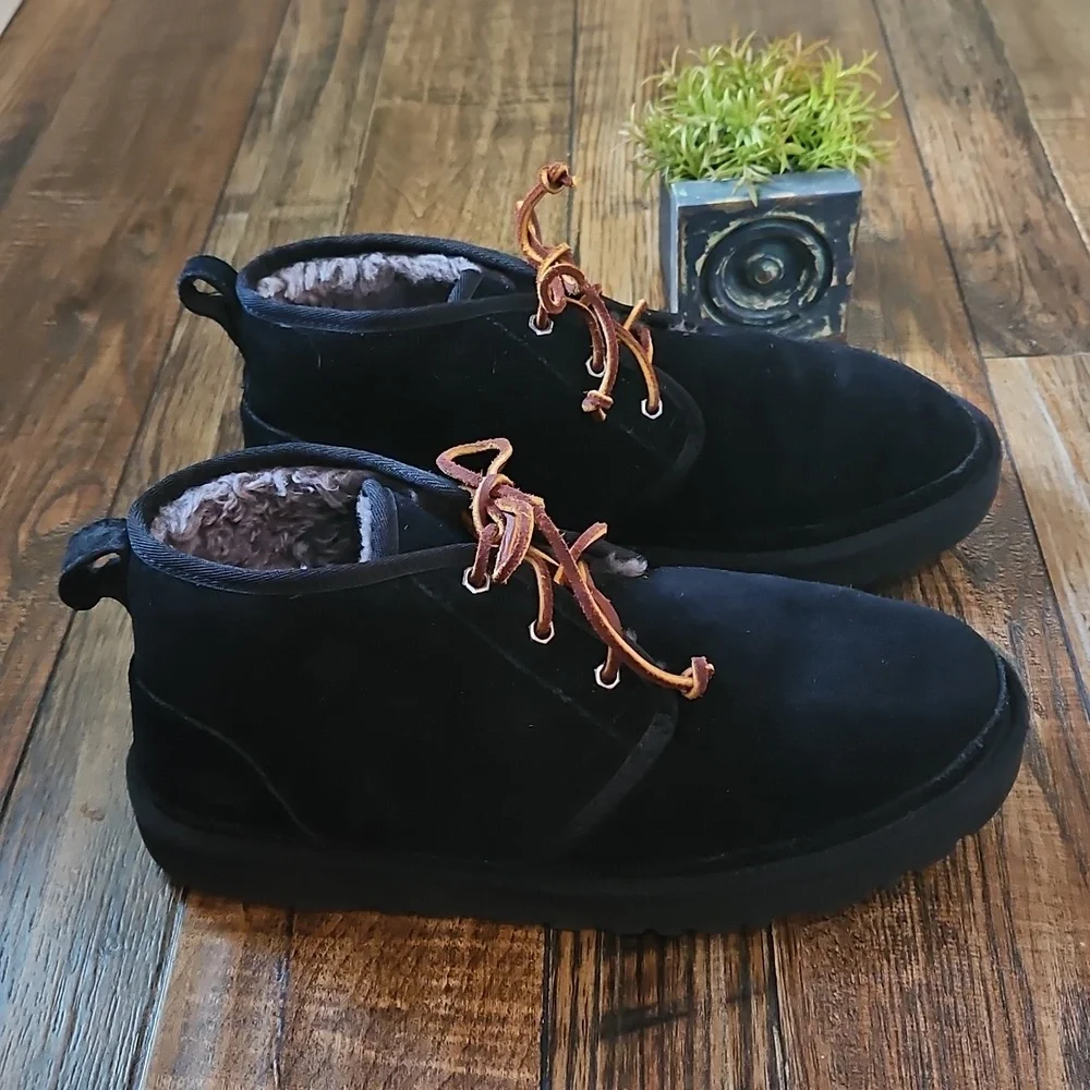 UGG Men's Black Chukka Suede Leather Boots‎ with Brown Laces. Size 10